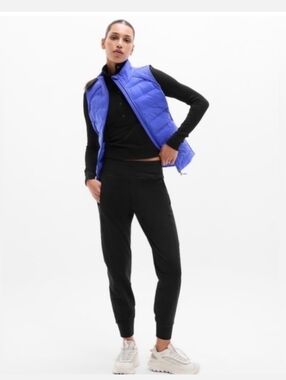 NWT- Athleta Rainier Mid-Rise Jogger in Black Women's Size Small Petite